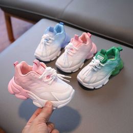 Atletische buitenkinderen sportschoenen babyzakken zachte peuter schoenen herfstmeisjes baby ademende net sneakers mode kinderschoenen voor jongens aa230511