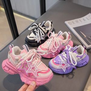 Atletische Outdoor Girls 'Fashion Star Sports Shoes 2023 Herfst nieuwe jongensschoenen Koreaanse versie Medium en grote kinderlicht Anti Slip Dad's schoenen 231117