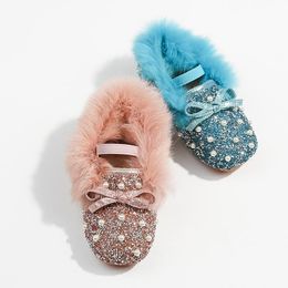 Sapatos fofos para meninas ao ar livre 2022 inverno mais veludo crianças fofos princesa pérolas quentes crianças festa de dança calçados de fundo macioatleta