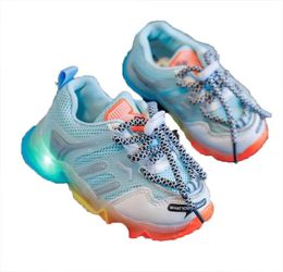 Athletic Outdoor Kids LED LETHING LETH UP Tennis Chaussures pour tout-petit Baby Boys Filles Flash Sneakers lumineux Running Sport2347241