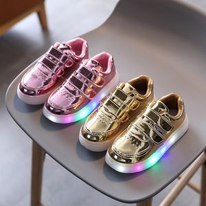 Athletic Outdoor Kids LED Chaussures Fashion Sneakers brillants pour filles garçons solides Skate Skate Enfants Lumineux Sole décontractée Zapatillas 230915