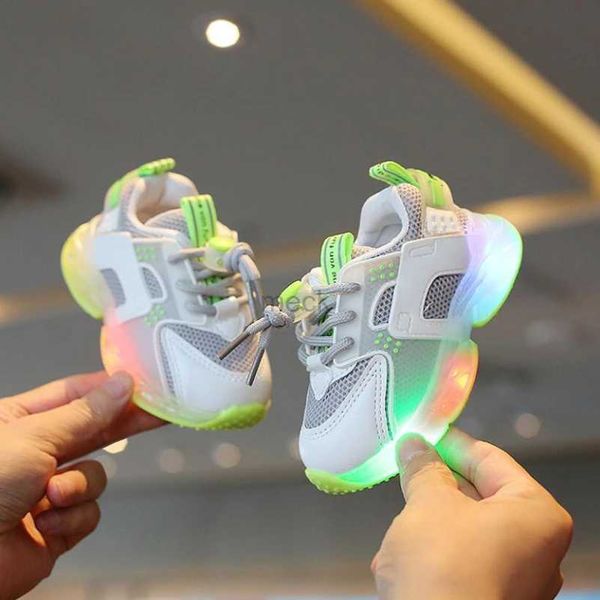 Athlétique Outdoor Nouveaux enfants LED Chaussures LED Boys Filles Éclaircies Sneakers Glows Chaussures pour enfants baskets pour enfants baskets pour bébés avec semelle lumineuse 240407