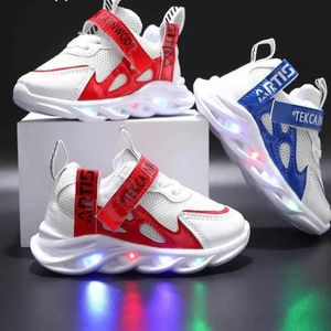 Atletische Outdoor Nieuwe LED Kinderen Gloeiende Schoenen Baby Lichtgevende Sneakers Jongens Verlichting Loopschoenen Kinderen Ademend Mesh SneakersL2401