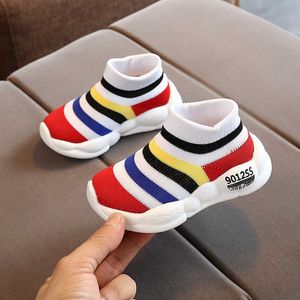 Athletic Outdoor Spring Nieuwe Koreaanse kindersokken schoenen voor jongens en meisjes vlieg geweven ademende mesh sportschoenen high-top elastische schoenen w0329