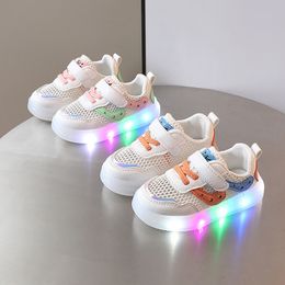 Athletic Outdoor Summer Toddler Chaussures avec des lumières LED baskets lumineuses pour les enfants Girls Soft Soft Sweetable Glowing Little Bear Tenis Gift 230915