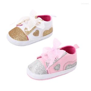 Chaussures de sport Born Baby Girls Respirant Anti-Slip Sequins Heart Print Sneakers Toddler Soft Soled Casual Walking Sports Arrive