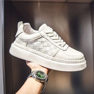 Zapatos atléticos casuales para hombres en la parte superior blanca calzada blanca