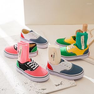 Atletische schoenen Children's Canvas 2023 Spring Set van voeten Candy Color Matching Low Cut Casual voor jongens en meisjes