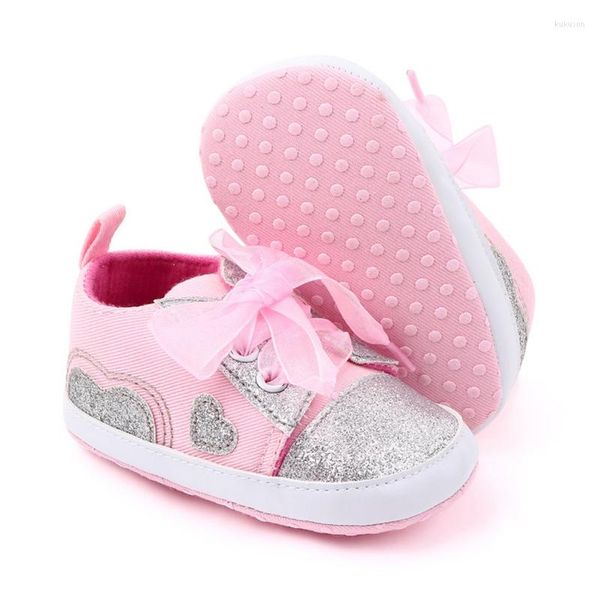 Zapatos atléticos lindos nacidos para bebés niñas transpirables antideslizantes lentejuelas con estampado de corazón zapatillas de deporte para niños pequeños suela blanda Casual deportes para caminar