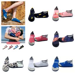 Chaussures athlétiques Gai Sandal Man Femme Wading Shoe Barefoot Swimming Sport Chaussures d'eau à l'extérieur plages de sandale couple Creek Shoe Taille 35-46