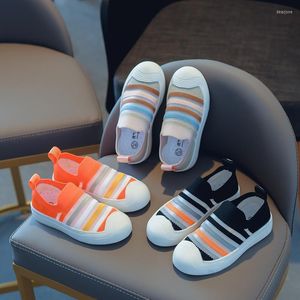 Atletische schoenen peuter platte sportkinderen casual slip-on meisjes jongens sneakers ademen lichtgewicht comfortabele kinderen baby