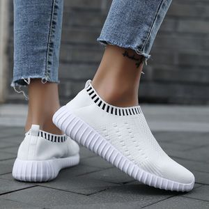 Athletic Femmes Sports Chaussures Femmes Voling 2021 Spring and Summer Casual Respirant Noir Blanc Blanc Red Green Mesh Etudiants En cours d'exécution