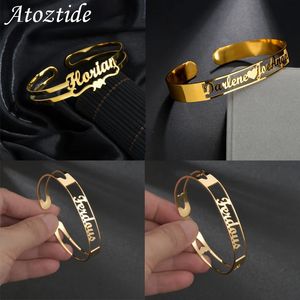 Atoztide Aangepaste letternaam armband gepersonaliseerde aangepaste armbanden voor vrouwen mannen roestvrij staal chrismas sieraden cadeau 240419