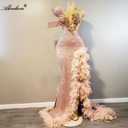 Atractivos vestidos de fiesta de trompeta de encaje con perlas y cuentas decorados con plumas Impresionantes cristales del Rin Vestidos de fiesta de sirena con abertura frontal de plumas con volantes