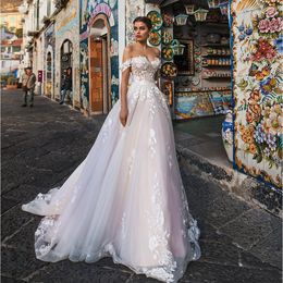 Robes de mariée attrayantes en dentelle appliquée sur l'épaule cou sans manches robes de mariée une ligne balayage train Tulle robe de mari￩e