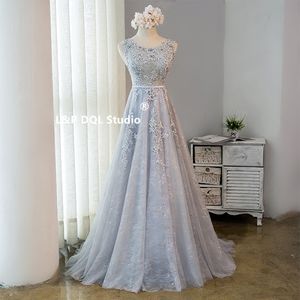 Aantrekkelijke prom dresses backless lace tule prom jurk schep applique met kralen pailletten sweep trein avondjurken plus size lichtgrijs