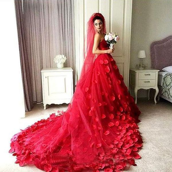 Robes de mariée A-ligne rouges attrayantes robes de mariée sans manches chérie avec pétales chapelle train ceinture arc avec voile gratuit sur mesure