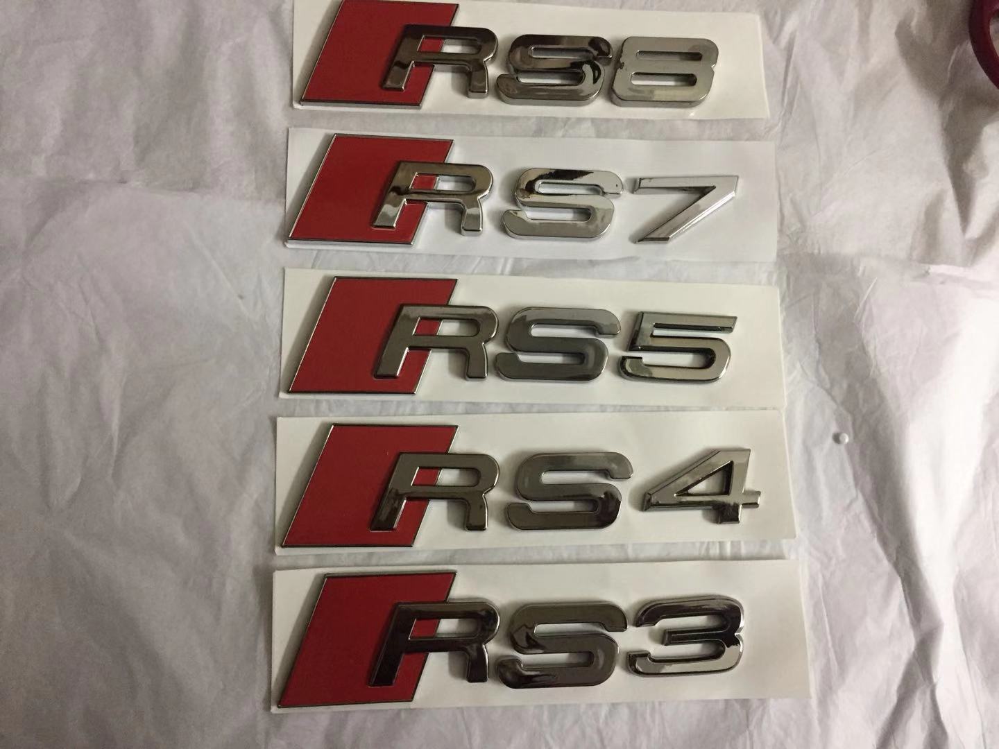 3DクロームアウディRS3 RS4 RS6 RS7 RS7 RS8  - マットブラックまたはシルバーロゴブーツバッジエンブレム