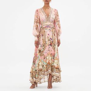 Robe longue en V profond à manches longues imprimée en soie rose de créateur australien