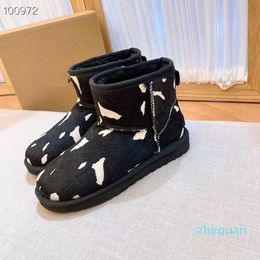 Australian Unisexe Boots Snow Women Classic Ultra Mini Cow Print Boot Woman Fur Fur Furry Satin Hotties en cuir WGG OUTDOORS 0197