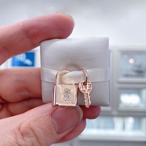 Rose Gold Metal Plated Love Heart Lock y Key Charm para el Día de San Valentín Se adapta a las pulseras de cuentas de joyería de estilo Pandora europeo