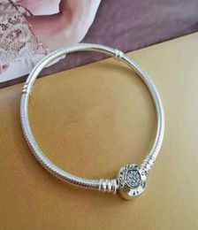 Authentiek 925 Sterling Silver Crystal Beads Bangle Moments Twee Tone armband met P Signature Clasp past bij Europese sieraden Charms6358718