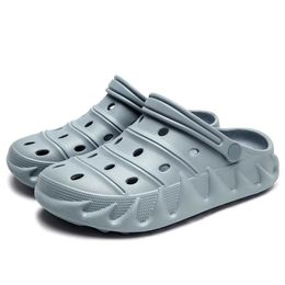 Authentiques pantoufles d'extérieur deux portent des chaussures de grotte marée d'été pour correspondre aux sandales de plage respirantes qui reviennent en arrière hommes et femmes