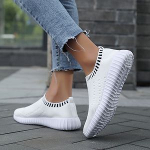 Authentiques femmes chaussures de sport femme volant 2021 printemps et été décontracté respirant noir blanc rouge gris maille femmes étudiants en cours d'exécution