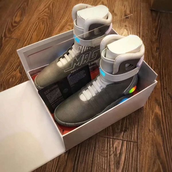 Lacets automatiques Air Mag Baskets Marty Mcflys Chaussures LED Hommes Retour vers le futur Lueur dans les bottes hautes gris foncé Mcflys Sneaker