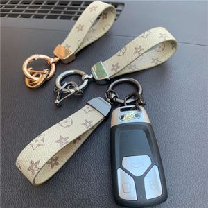 Automotive benodigdheden astronaut beige oude bloemauto sleutelhanger tas accessoires lederen decoratie paar hangende touw