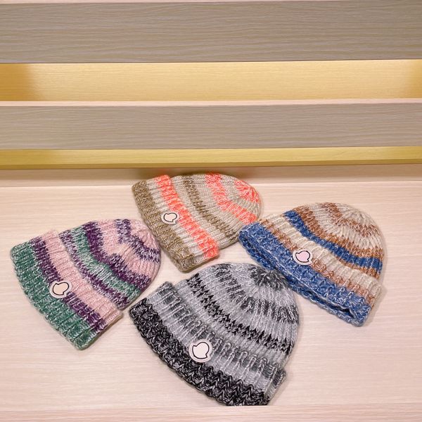 Casqueta de otoño e invierno Gorro de lana de punto hecho a mano Calor Gorro de diseñador Vacaciones al aire libre Deportes Bordado de letras Panel de color del arco iris para hombres y mujeres