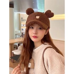 Otoño e invierno lindo oso gorra de béisbol femenina versión coreana de moda todo fósforo cara pequeño cálido cordero terciopelo 231228