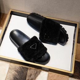 Herfst en winter Designer Triangle Fuzzy Slippers Luxe Bont Slides Home Harige Platte Sandalen prad Vrouwelijke Leuke Pluizige slippers voor dames maat 36-42
