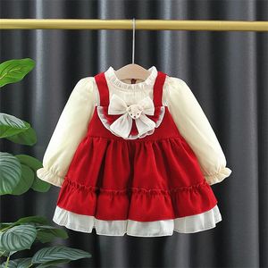 Herfst- en wintermeisjes geplooid met kleine tribune nek jurk met kinderfluweel contrast nep tweedelig gegolfde prinsesjurk 240323