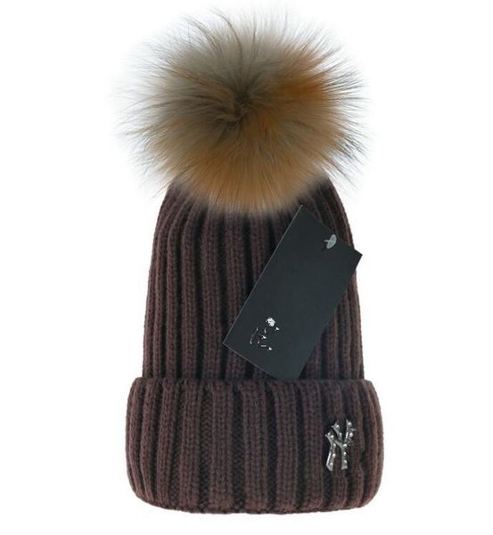 Patrón de damas de otoño e invierno Gorro de punto cálido Bola de pelo de mapache Gorro de lana a cuadros rojo y negro Gorro de algodón frío Bola de piel de mapache real