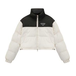 Chaqueta corta de plumón con cuello levantado para damas de otoño e invierno, plumón de ganso blanco de alta calidad relleno esponjoso que no corre hacia abajo, empalmando dos colores a la moda y simple.