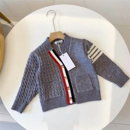 Herfst- en winter Nieuwe Kinderontwerpster Sweater Crew-Neck Button Gebreide shirt voor jongens en meisjes Casual Fashion Children's Wear Maat 90-140 cm A12