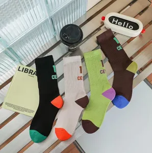 Automne et hiver Nouvelle chaussette de biens européens féminin 16 Personnalisés chaussettes de longueur de la longueur de couleur personnalisé