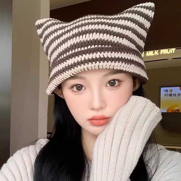 Otoño e invierno Nuevo crochet hecho a mano Little Devil Stripe Stripe Woolen Women's Women's Women Women Gat's Ears (pan en forma de oreja de gato al vapor)