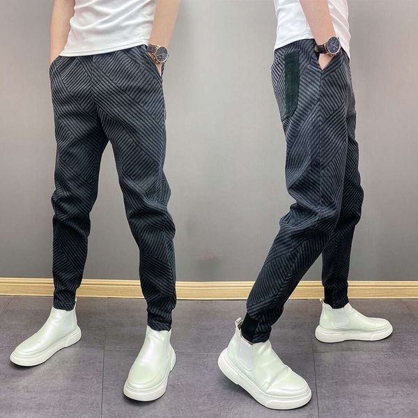 Los nuevos leggings a rayas de Instagram para hombre de otoño e invierno son versátiles y modernos, combinados con botas Martin y jeans informales ajustados
