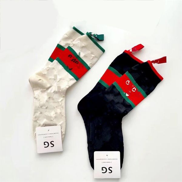 Calcetines nuevos de otoño e invierno para mujer, productos europeos, letras impresas en caliente de alta gama en los calcetines de tubo, calcetines de personalidad con serpentina de talón, todos combinan
