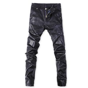 Automne et hiver nouveau pantalon en cuir imprimé crâne noir à la mode version coréenne mince du pantalon coupe-vent pied de moto hommes 246W