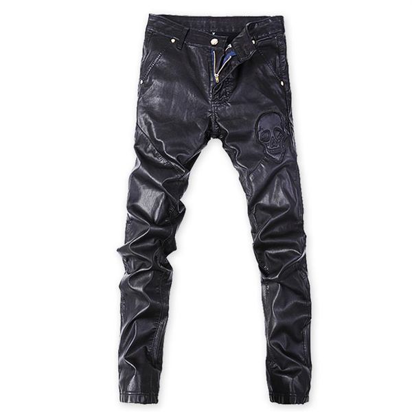 Otoño e invierno nueva moda pantalones de cuero con estampado de calavera negra versión coreana delgada del pie de motocicleta pantalones a prueba de viento men's220z