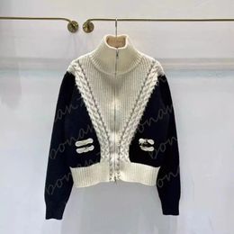 Chaqueta de mujer de punto en contraste con cuello alto de otoño e invierno