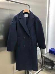 Herfst- en winterwollen blauwe trenchcoat voor dames, dikke wollen warme en modieuze, geselecteerde hoogwaardige wollen stof, voelt comfortabel aan, drop-cuff-ontwerp.