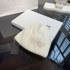 Automne et hiver laine tricotée style sportif style designer bonnet chapeau casquette femme bonbons triangle lettre impression pour la chaleur casquette