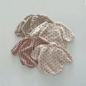 Automne bébé amour imprimé décontracté confortable manches longues grenouillères née fille nauséeuse pour bébé plaid en vrac bodys gamin vêtements 240327