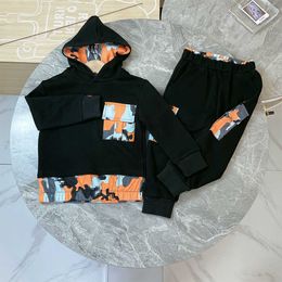 Traje de manga larga con cuello encapuchado para niños de otoño patrón de diseño de graffiti de algodón con pantalones casuales ropa de dos piezas para niños G220810