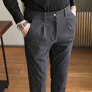 Automne vêtements hommes luxe velours côtelé mince costume pantalon personnalité Design couleur unie Premium décontracté Simple pantalon 240117