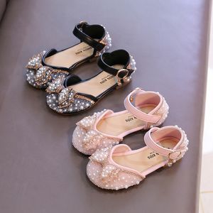 Zapatos de cuero con diamantes de imitación para niñas, primavera 2023, zapatos de princesa con lazo de perlas, zapatos suaves para niños y bebés, zapatos individuales para niños pequeños